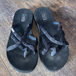Womens size 7 Teva Mush sandals